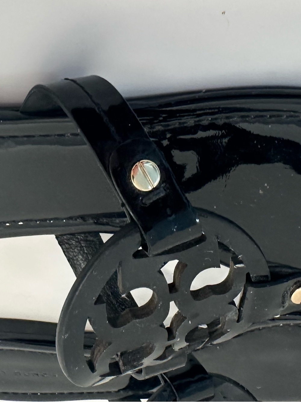 Tory Burch Black Patent Logo Medallion Thong Sandals - Picture 8 of 10
